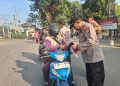 Sambut HUT ke-80 RI, Polsek Cikarang Utara Bagikan Bendera Merah Putih Kepada Masyarakat