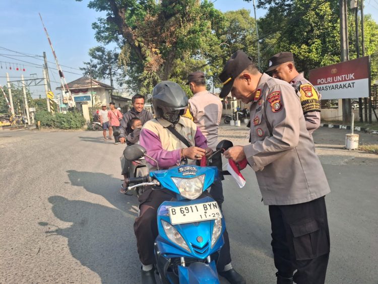 Sambut HUT ke-80 RI, Polsek Cikarang Utara Bagikan Bendera Merah Putih Kepada Masyarakat
