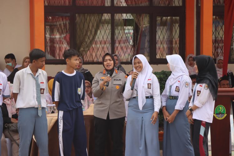 Polresta Cirebon Gelar Police Goes To School dan Pemeriksaan Kesehatan Pelajar di SMAN 1 Pabedilan 