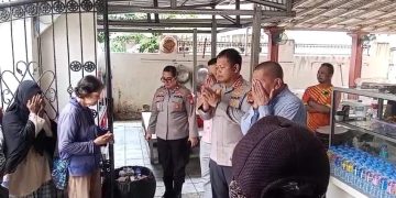 Kapolres Metro Bekasi Kota Bagikan Makanan Gratis Kelurahan Pejuang Medansatria