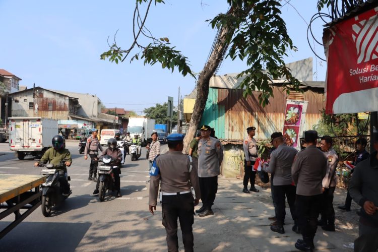 Kapolres Pelabuhan Tanjung Priok Bagikan Bendera Merah Putih, Ajak Masyarakat Kobarkan Semangat Nasionalisme
