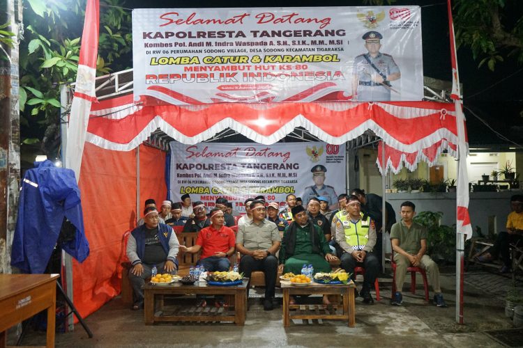 Ngariung Bareng Warga, Kapolresta Tangerang ‘Tumbangkan’ Ketua RW dalam Duel Panas Catur