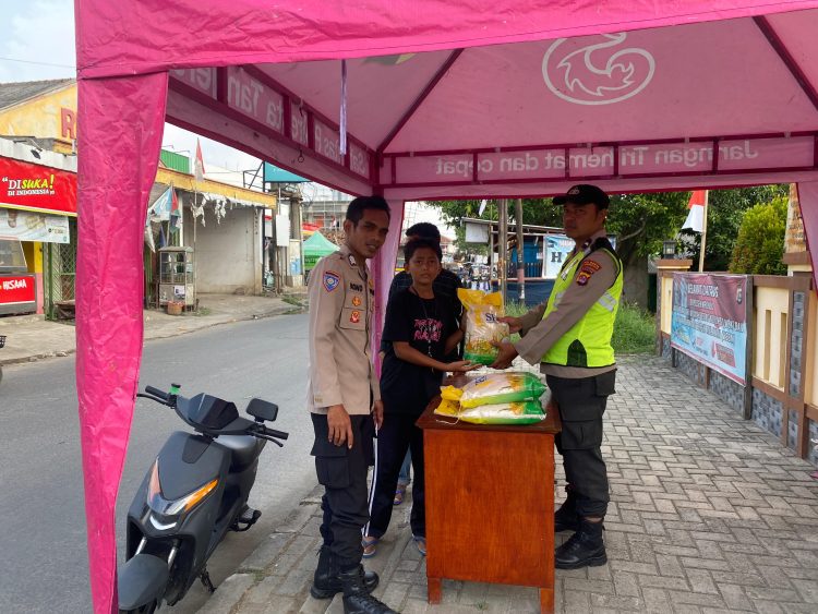 Polsek Kronjo Gelar Gerakan Pangan Murah, Beras SPHP Laris Manis