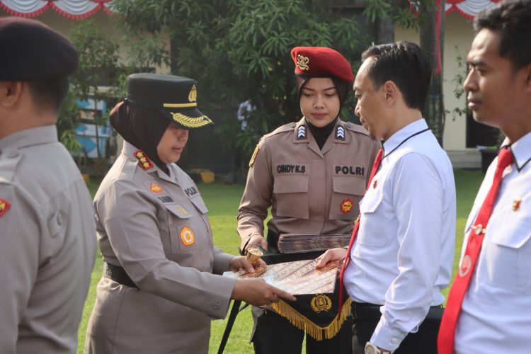 Kapolresta Cirebon Pimpin Apel Jam Pimpinan dan Pemberian Penghargaan Kepada Personel