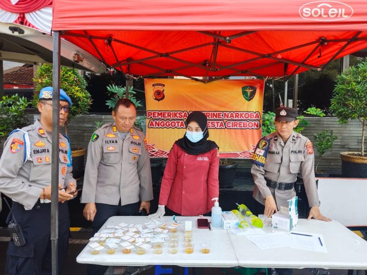 Puluhan Personel Polresta Cirebon Jalani Tes Urine