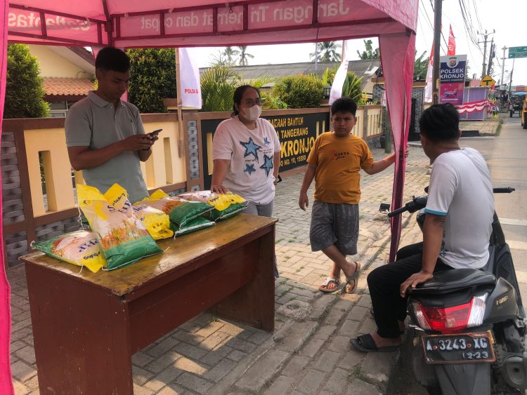 Warga Antusias Ikuti Gerakan Pangan Murah di Polsek Kronjo