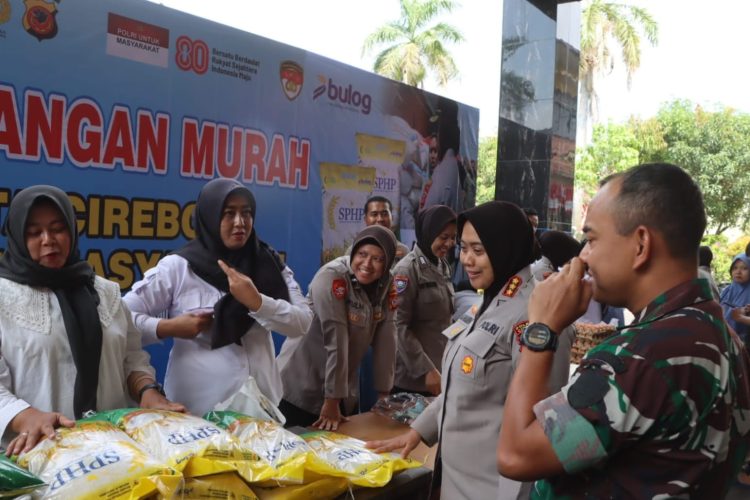 Warga Serbu Gerakan Pangan Murah Polresta Cirebon