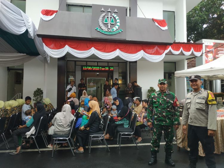 Babinsa dan Bhabinkamtibmas Sukapura Bersinergi Monitoring Gerakan Pangan Murah dan Bantuan Sembako untuk Balita Stunting