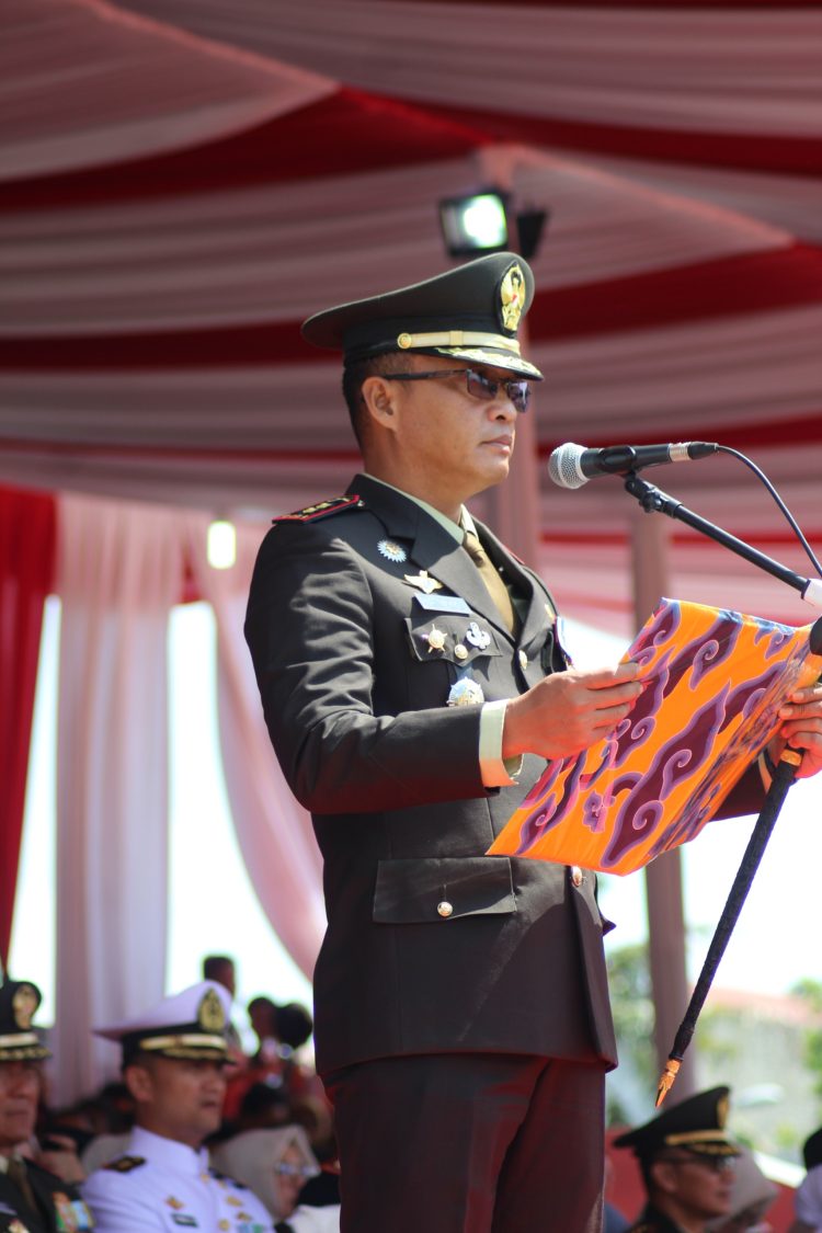 Dandim 0614/Kota Cirebon Bacakan Teks Pancasila pada Upacara HUT ke-80 RI di Stadion Bima