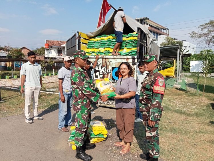 “Kodim 0614/kota cirebon sukses gelar bazar murah bersama bulog.”