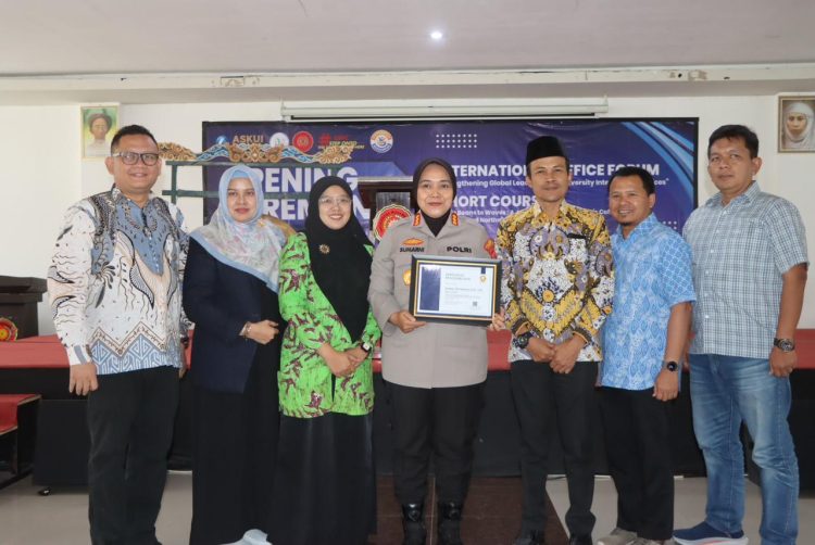 Kapolresta Cirebon Raih Penghargaan “Global Safety Ambassador for Cirebon’s Strategic Region” dari Universitas Muhammadiyah Cirebon