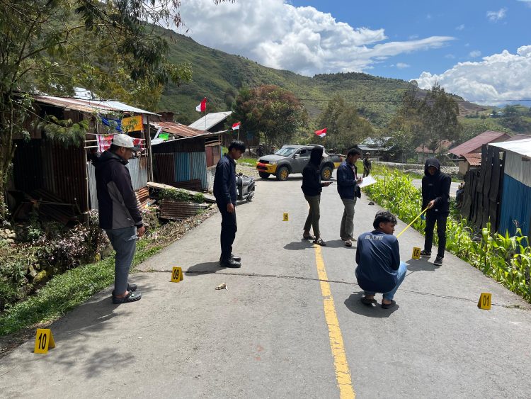 Satgas Ops Damai Cartenz Bersama Polres Puncak Jaya Gelar olah TKP Penembakan Brigpol Ronal M. Enok di Kampung Lima-Lima