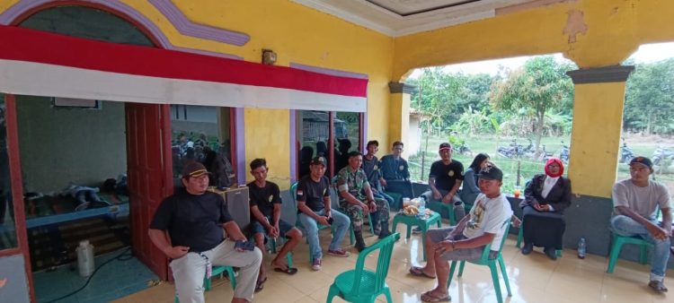 Babinsa Desa Luwungkencana Laksanakan Komsos Bersama Karang Taruna untuk Wujudkan Kamtibmas yang Kondusif