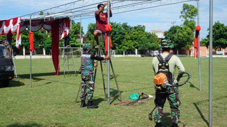 Jelang Penutupan TMMD Reguler Ke-125 Kodim 0735/Surakarta, Anggota Satgas Bersama Warga Bersihkan Lapangan