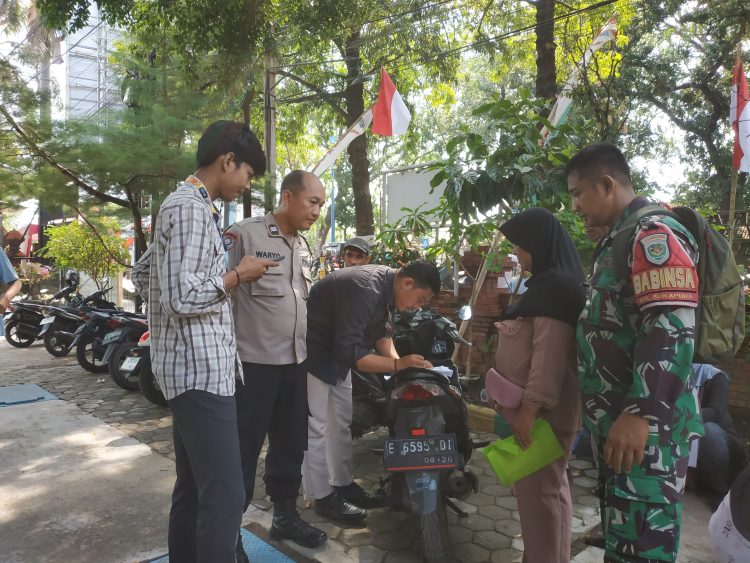 Babinsa dan Bhabinkamtibmas Sukapura Bersinergi Amankan Penyaluran Kartu ATM PKH dan Sembako 2025