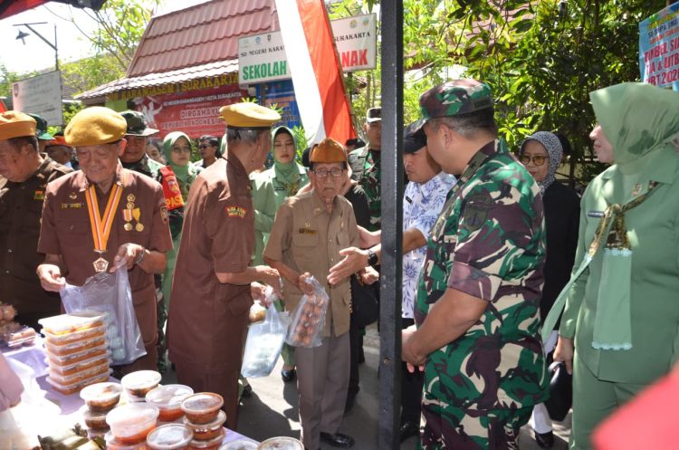Kemurahan Hati Seorang Kasdam IV/Diponegoro, Borong Hasil UMKM Dan Dibagikan Kepada Veteran, Linmas dan Masyarakat Yang Hadir Upacara TMMD