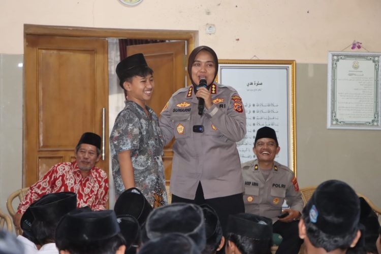 Kunjungi Ponpes Mu’allimin Mu’allimat Ciwaringin, Kapolresta Cirebon Sampaikan Ceramah Kamtibmas