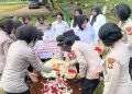 Polwan Polda Metro Jaya dan Polres Jaksel Ziarah ke Makam Brigjen Pol Jeanne Mandagi, Peringati Hari Jadi ke-77 Polwan RI