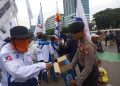 Anggota Samapta Polda Metro Jaya Gelar Aksi Simpatik, Bagikan Air Mineral Dan Roti kepada Buruh di Depan DPR/MPR