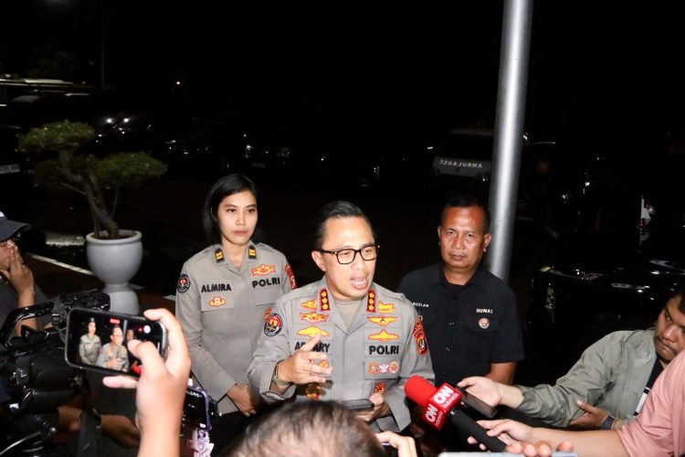 Demo Buruh Dan Mahasiswa Di DPR Tertib, Ada Kelompok Tak Dikenal Bertindak Anarkis