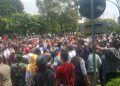Puluhan Mahasiswa Gelar Aksi Demo di Gedung DPRD Kota Bekasi, Berakhir Damai