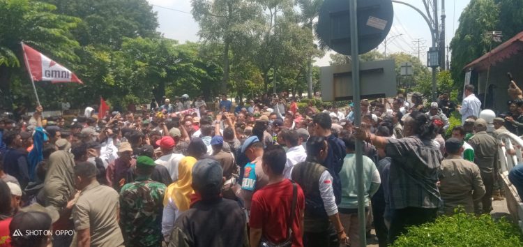 Puluhan Mahasiswa Gelar Aksi Demo di Gedung DPRD Kota Bekasi, Berakhir Damai