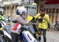 Walau Usai Didemo, Polwan Polresta Cirebon Tetap Humanis Bagikan Sembako di Jalan
