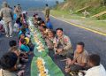Satgas Ops Damai Cartenz Gelar Makan Bersama Warga di Kiwirok Hadirkan Senyum dan Kebahagiaan
