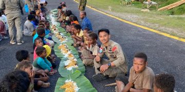 Satgas Ops Damai Cartenz Gelar Makan Bersama Warga di Kiwirok Hadirkan Senyum dan Kebahagiaan