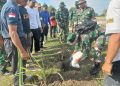 Hijaukan Lingkungan, Koramil Nogosari Tanam Pohon Buah di Potronayan