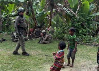 Tebar Keceriaan, Satgas Damai Cartenz Bermain Bola Bersama Anak-anak Puncak Jaya