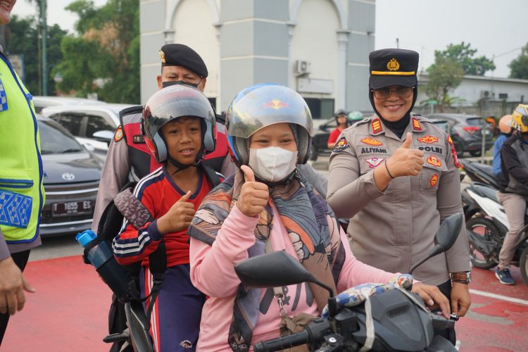 Hari Jadi Polwan ke-77, Kapolres Metro Bekasi Gelar Yanmas Pagi di TL Pos Lantas Jurong, Bagikan Bingkisan