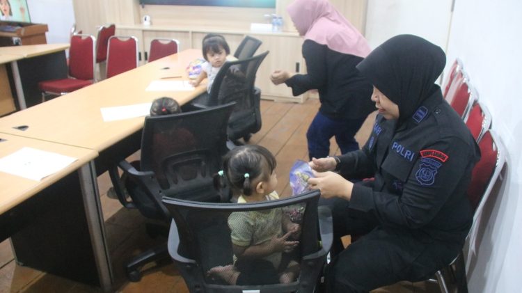 Brimob Polda Metro Jaya Gelar TRE untuk Pemulihan Psikologis Warga Asrama Kwitang”