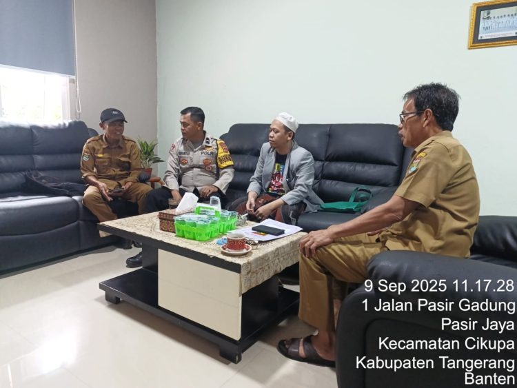 Bhabinkamtibmas Desa Pasir Jaya Jalin Silaturahmi dengan Aparatur Desa dan Tokoh Masyarakat