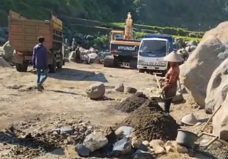 Lapor bapak kapolri Virall galian c ilegal di bantaran sungai damar Wulan Jepara tidak tersentuh hukum polres Jepara tutup mata 