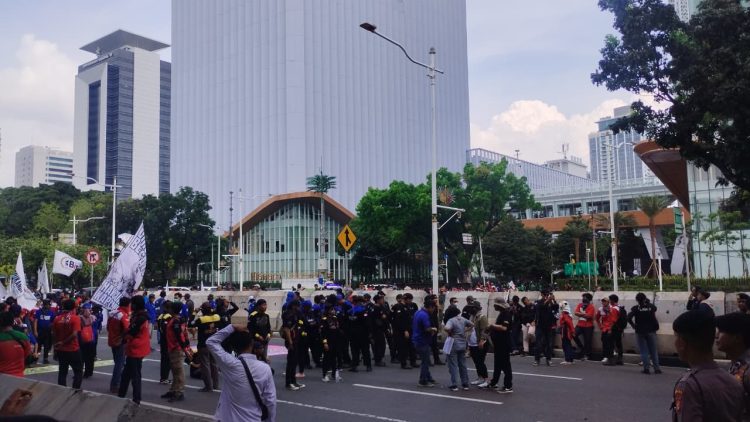 Brimob Polda Metro Jaya Amankan Aksi Unjuk Rasa di Silang Monas Barat Daya