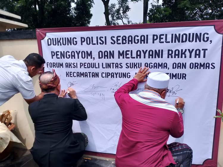 Forum Lintas Agama dan Ormas Cipayung Gelar Aksi Peduli, Donasi untuk Polsek
