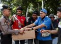Di Tengah Terik Aksi, Petugas Kepolisian Turun Bagikan Air Mineral dan Roti ke Pengunjuk Rasa