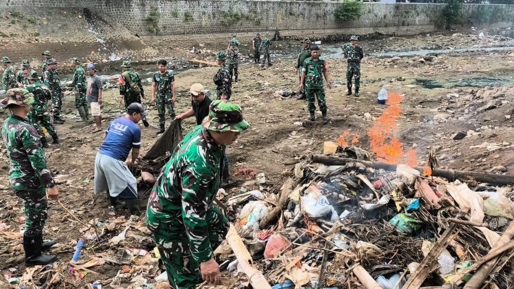 Kodim 0620/Kab. Cirebon Gelar Bakti Teritorial Pembersihan Sungai di Desa Battembat dalam Rangka HUT TNI ke-80