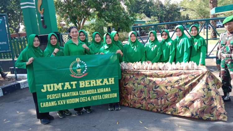 Persit KCK Cab. XXV Kodim 0614/Kota Cirebon Gelar Jum’at Berkah, Bagikan Nasi Kemasan di Jalan Pemuda