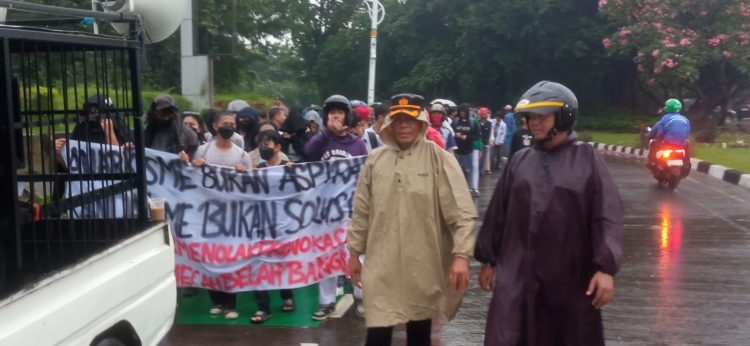 Kapolsek Johar Baru Kawal Aksi Demo LHK ke Gedung DPR RI di Tengah Hujan