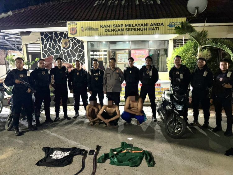 Tim Patroli Raimas Macan Kumbang 852 Polresta Cirebon Amankan 3 Pemuda yang Membawa Sajam