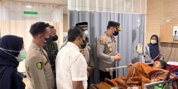 Kapolres Tangsel Jenguk Korban Ledakan di Pamulang, Serahkan Bantuan Sosial