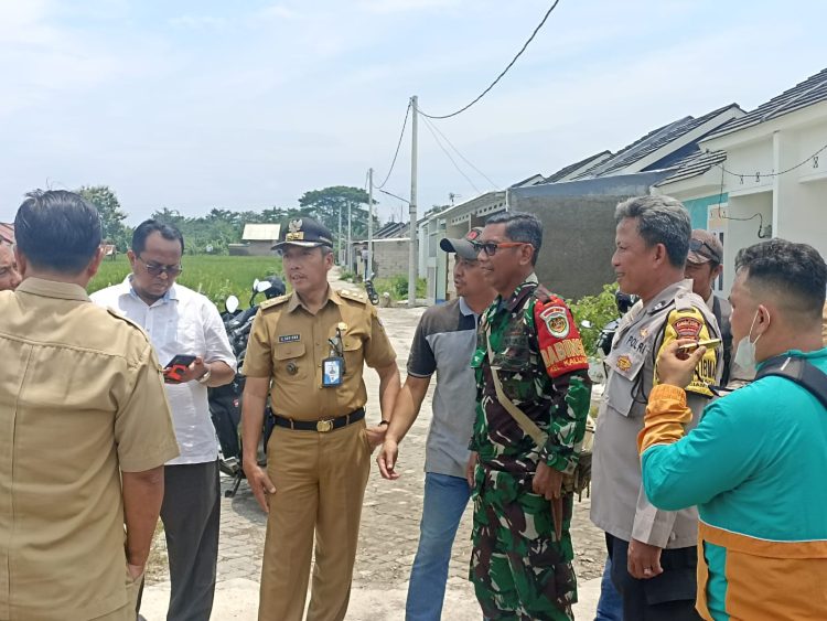 Babinsa Kelurahan Kalijaga Bersama Aparatur Pemerintah Cek Jalan Rusak di Perumahan Keandra