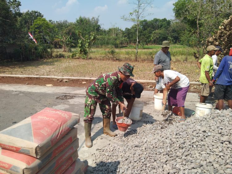 Babinsa Nogosari Turun Tangan Angkat Pasir, Warga Semangat Cor Jalan Desa Glonggong