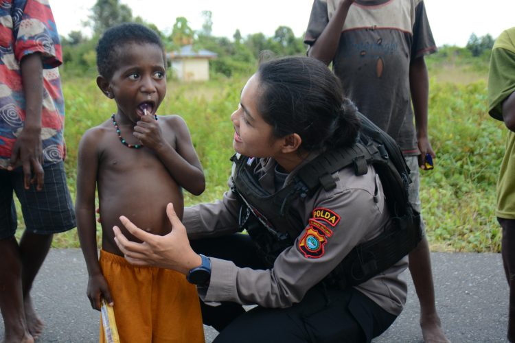 Polri Berangkatkan Bantuan Kemanusiaan ke NTT untuk Bantu Korban Banjir dan Longsor