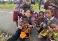 Polwan Satgas Ops Damai Cartenz Berikan Sentuhan Humanis Bersama Anak-Anak Nduga