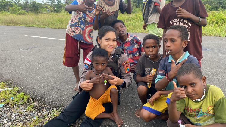 Polwan Satgas Ops Damai Cartenz Berikan Sentuhan Humanis Bersama Anak-Anak Nduga