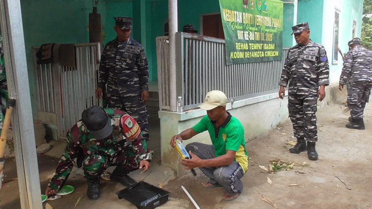 Personel TNI dan Warga Laksanakan Perehaban Mushola Nurul Amaliah dalam Rangka HUT ke-80 TNI