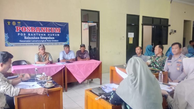 Babinsa Kesepuhan Hadiri Kegiatan Simulasi Posbankum di Kelurahan Kesepuhan.